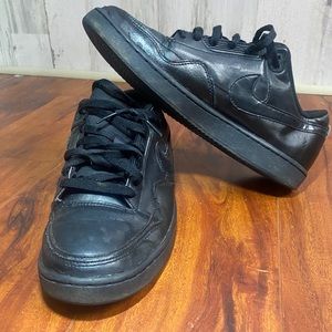 Old school Van-eske Nike’s. Black on Black